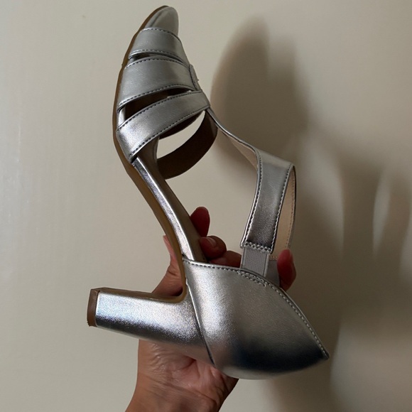 Life stride Women's Silver Sandals 8.5M GUC HOLIDAY PARTY heels NYE - Picture 7 of 16